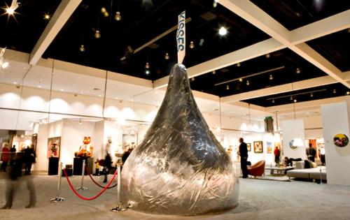 24-Jean-Wells-Giant-Kiss-18-feet-tall-x-10-feet-diameter